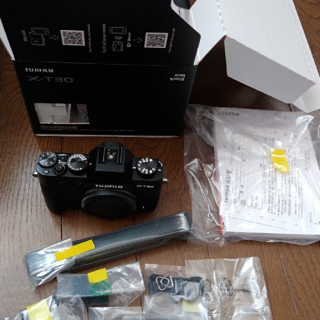 富士フイルム(フジフイルム)のxt30のみ スマホ/家電/カメラのカメラ(ミラーレス一眼)の商品写真
