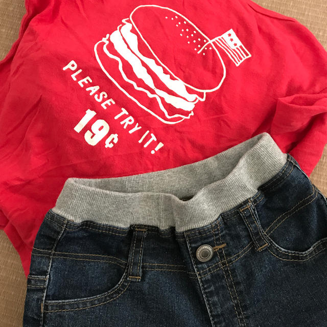 DILASH(ディラッシュ)のDILASH ユニクロ　長袖Tシャツ　デニムパンツ １２０ キッズ/ベビー/マタニティのキッズ服男の子用(90cm~)(Tシャツ/カットソー)の商品写真