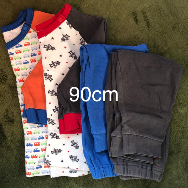 UNIQLO(ユニクロ)の90 ユニクロ　パジャマ　２点セット キッズ/ベビー/マタニティのキッズ服男の子用(90cm~)(パジャマ)の商品写真