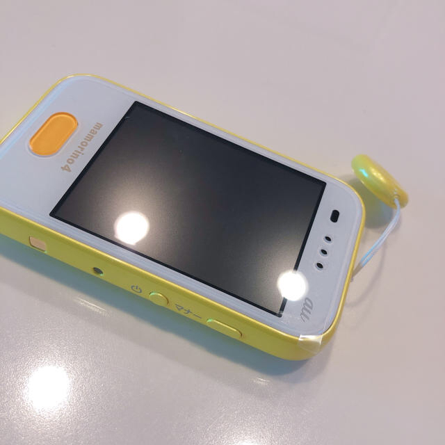 au(エーユー)のマモリーノ4 キッズケータイ　サニーイエロー スマホ/家電/カメラのスマートフォン/携帯電話(携帯電話本体)の商品写真