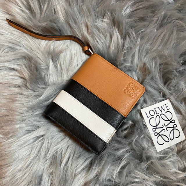 LOEWE(ロエベ)のロエベ　新品未使用💕折財布 レディースのファッション小物(財布)の商品写真