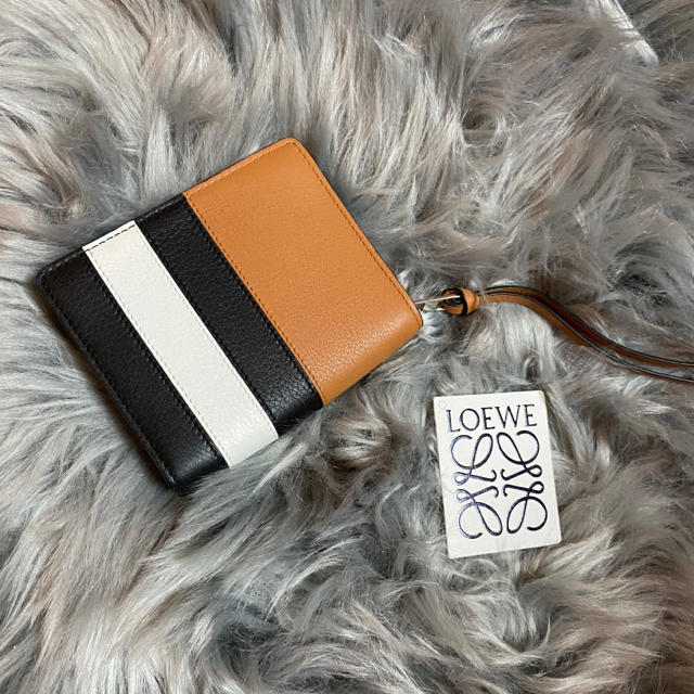 LOEWE(ロエベ)のロエベ　新品未使用💕折財布 レディースのファッション小物(財布)の商品写真