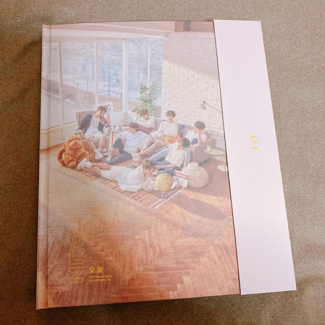 防弾少年団(BTS)(ボウダンショウネンダン)の2018 BTS 오.늘EXHIBITION BOOK エンタメ/ホビーの本(アート/エンタメ)の商品写真