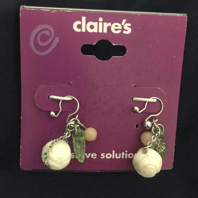 claire's(クレアーズ)のclaire’s 白薔薇イヤリング レディースのアクセサリー(イヤリング)の商品写真