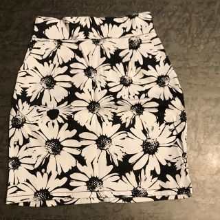 マウジー(moussy)のマウジー  花柄 白黒タイトスカート(ミニスカート)