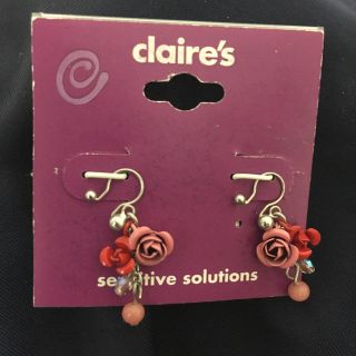 クレアーズ(claire's)のclaire’s ピンク×赤薔薇イヤリング(イヤリング)