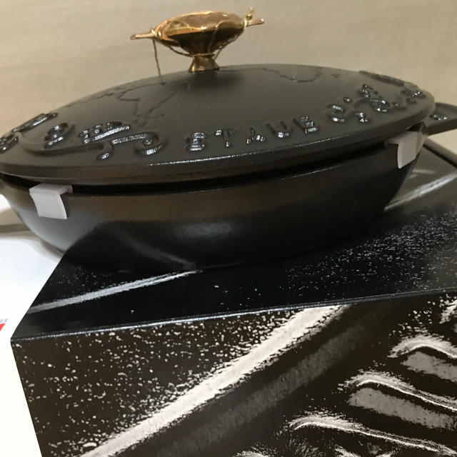 STAUB(ストウブ)のレア限定【新品未使用】staub tomorrowland サービングディッシュ インテリア/住まい/日用品のキッチン/食器(鍋/フライパン)の商品写真