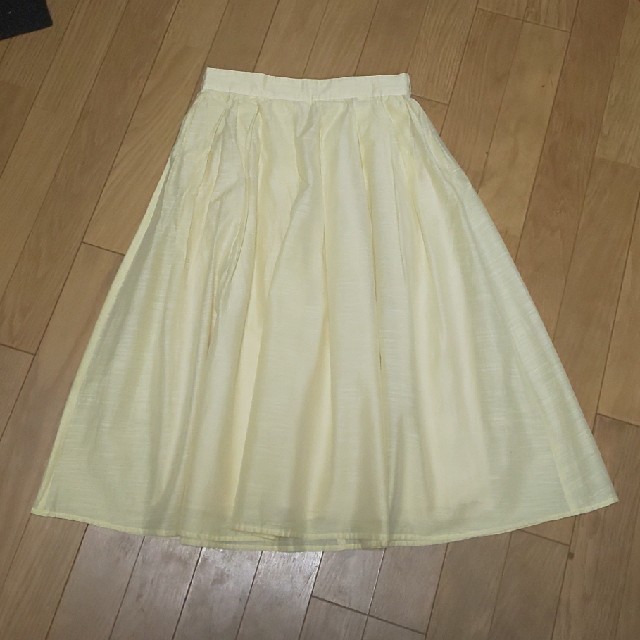 Debut de Fiore(デビュードフィオレ)のレモンイエロータックギャザースカート レディースのスカート(ひざ丈スカート)の商品写真