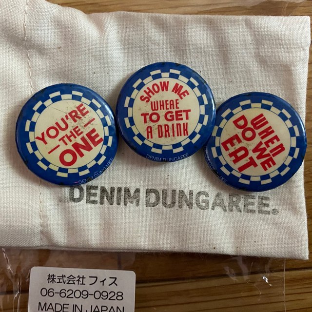 DENIM DUNGAREE(デニムダンガリー)のデニム&ダンガリー ノベルティ 缶バッジ 3個セット 巾着入り エンタメ/ホビーのコレクション(ノベルティグッズ)の商品写真