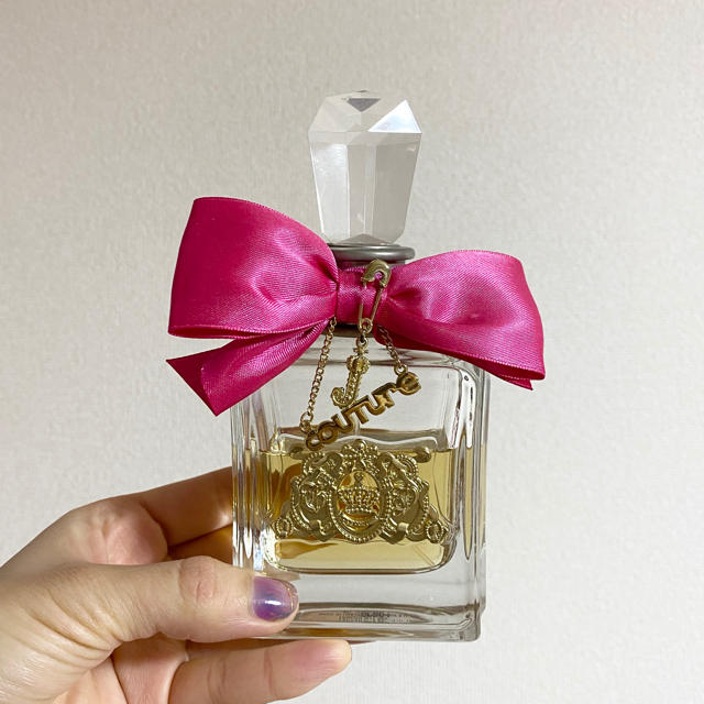 Juicy Couture(ジューシークチュール)のジューシークチュール ビバラジューシー 100ml コスメ/美容の香水(香水(女性用))の商品写真