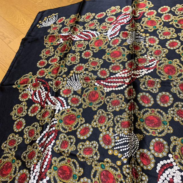 CHANEL(シャネル)のmaomiさま専用　CHANELシャネル　スカーフ レディースのファッション小物(バンダナ/スカーフ)の商品写真
