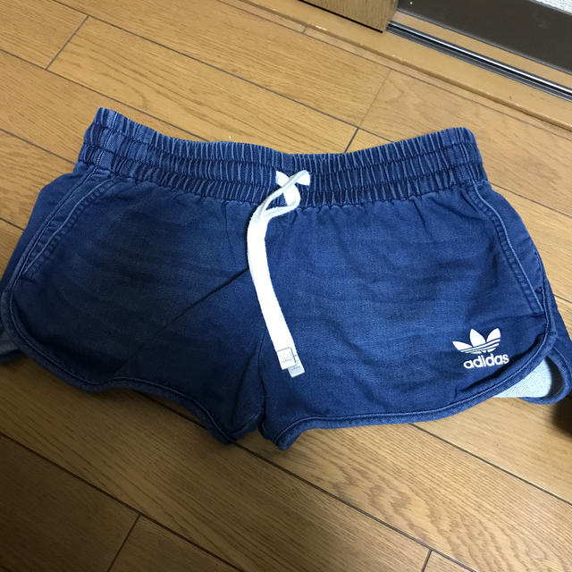 adidas(アディダス)のadidas Originals ショートパンツ　デニム風 レディースのパンツ(ショートパンツ)の商品写真