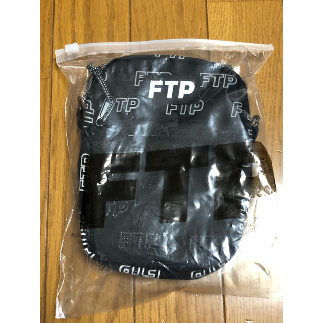 UNDEFEATED(アンディフィーテッド)のFUCK THE POPULATION FTP LOUTLINESIDE BAG メンズのバッグ(ショルダーバッグ)の商品写真