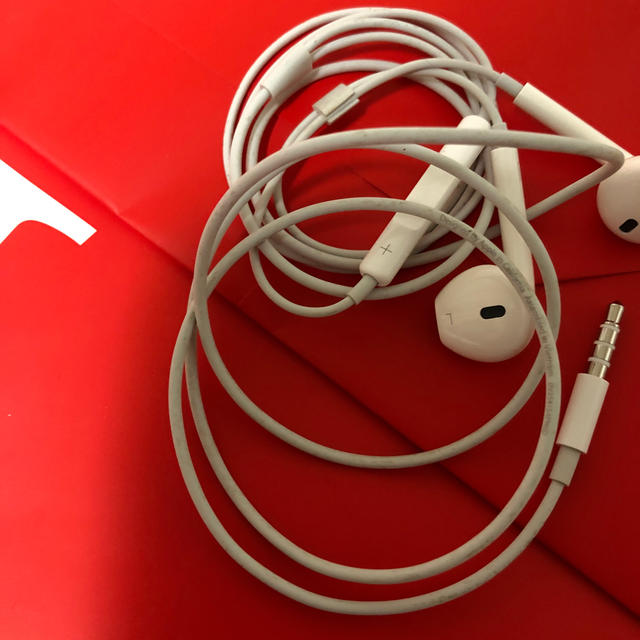 Apple(アップル)のアイフォーン7  イヤホン　　充電コード　　イヤホンケース スマホ/家電/カメラのオーディオ機器(ヘッドフォン/イヤフォン)の商品写真