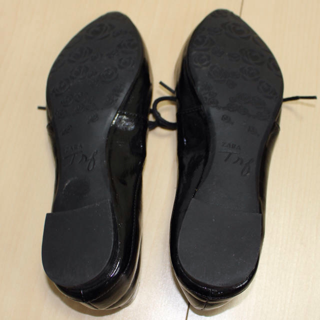 ZARA(ザラ)のZARA フラットパンプス エナメル 黒 レディースの靴/シューズ(ハイヒール/パンプス)の商品写真