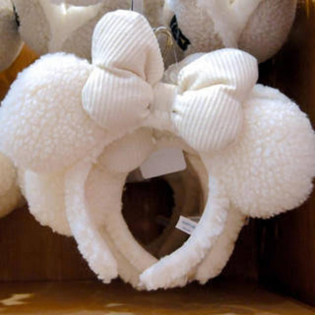 Disney(ディズニー)のミニー カチューシャ 白 ボア もこもこ レディースのヘアアクセサリー(カチューシャ)の商品写真
