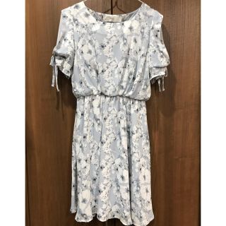 トッコ(tocco)のトッコクローゼット 花柄シフォンワンピース・ブルーグレーMサイズ(ひざ丈ワンピース)