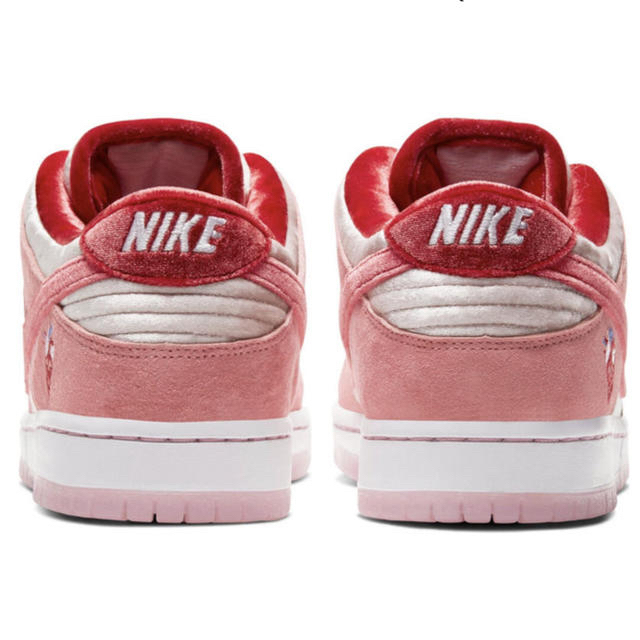 NIKE(ナイキ)のSTRANGELOVE NIKE SB DUNK LOW SOFT PINK メンズの靴/シューズ(スニーカー)の商品写真