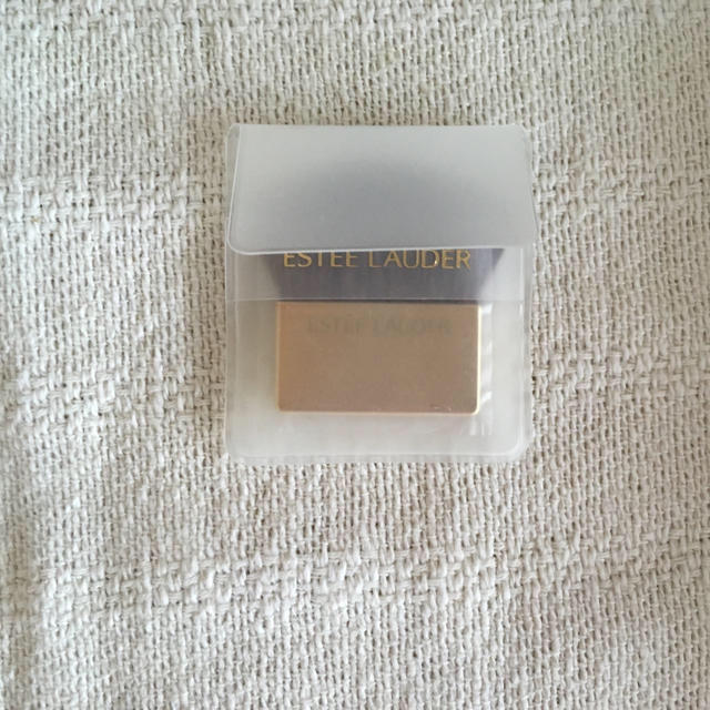 Estee Lauder(エスティローダー)の未使用✨エスティローダー  ブラシ　ケース入り コスメ/美容のベースメイク/化粧品(その他)の商品写真