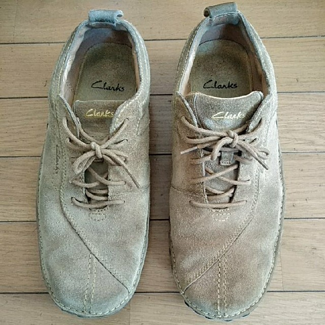 Clarks(クラークス)のクラークス スウェードブーツ27.5 ベージュ メンズの靴/シューズ(ブーツ)の商品写真