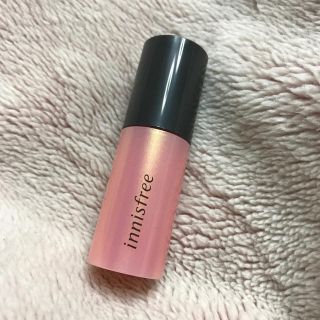 イニスフリー(Innisfree)の可愛い薄桃色のベースにキラキラが入ったグロスです^_^(リップグロス)