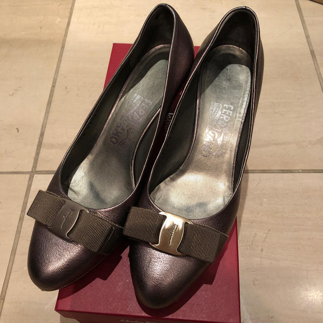 Ferragamo(フェラガモ)のフェラガモ⭐︎ヴァラパンプス 7 レディースの靴/シューズ(ハイヒール/パンプス)の商品写真