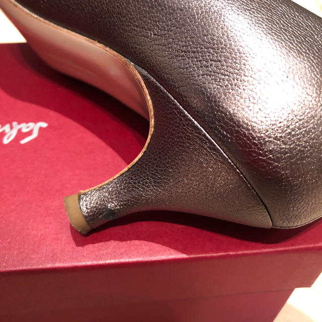 Ferragamo(フェラガモ)のフェラガモ⭐︎ヴァラパンプス 7 レディースの靴/シューズ(ハイヒール/パンプス)の商品写真