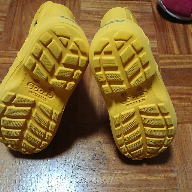 crocs(クロックス)のクロックス レインブーツ ジビッツ付き イエロー 17.5センチ キッズ/ベビー/マタニティのキッズ靴/シューズ(15cm~)(長靴/レインシューズ)の商品写真