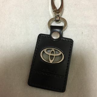 トヨタ(トヨタ)のTOYOTA  キーホルダー　黒(車内アクセサリ)