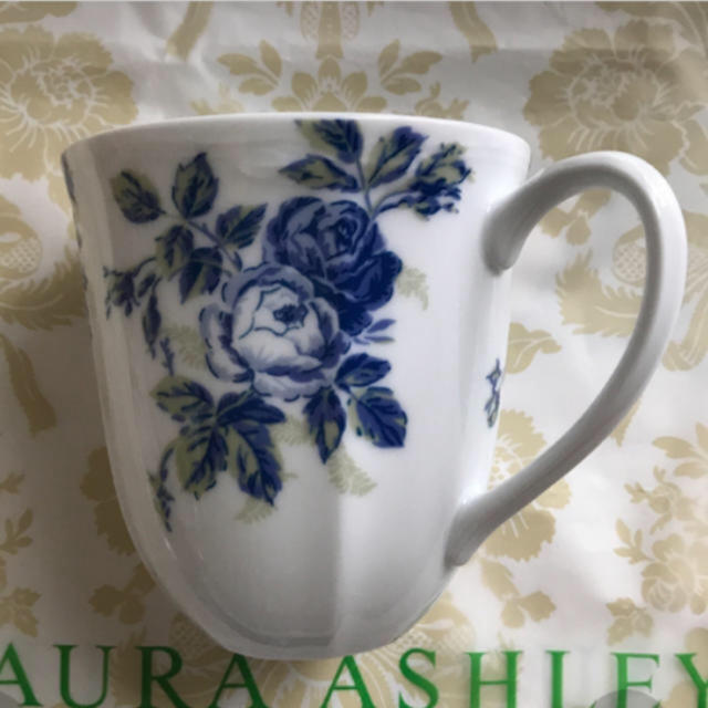 LAURA ASHLEY(ローラアシュレイ)のローラアシュレイ マグカップ 2客セット インテリア/住まい/日用品のキッチン/食器(グラス/カップ)の商品写真