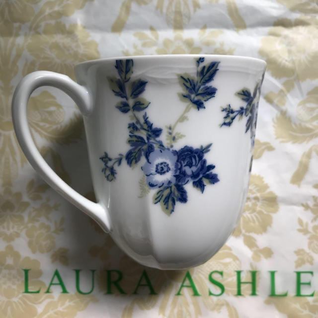 LAURA ASHLEY(ローラアシュレイ)のローラアシュレイ マグカップ 2客セット インテリア/住まい/日用品のキッチン/食器(グラス/カップ)の商品写真