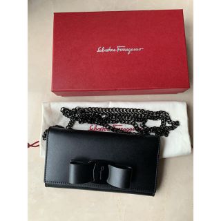 サルヴァトーレフェラガモ(Salvatore Ferragamo)の5、6回使用　フェラガモ    スマホケース　VARA ブラック　チェーン(iPhoneケース)