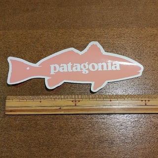 パタゴニア(patagonia)のpatagonia★ステッカー★レアな魚 ピンク(シール)