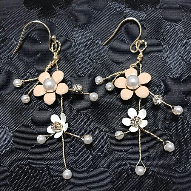 春の枝花ピアス🌸 ハンドメイドのアクセサリー(ピアス)の商品写真