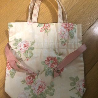 ローラアシュレイ(LAURA ASHLEY)の巾着ポーチ　ローラアシュレイ  未使用(ポーチ)