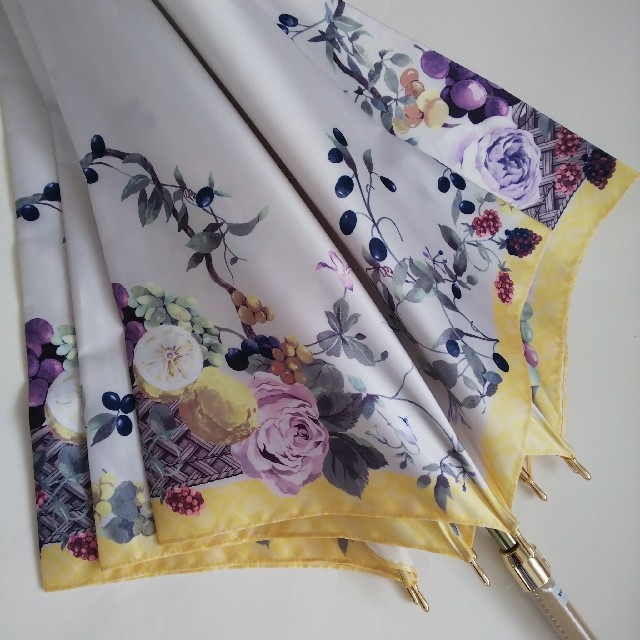 GHERARDINI(ゲラルディーニ)のゲラルディーニ ライトグレー×黄色の縁取り 雨傘 花とフルーツ レディースのファッション小物(傘)の商品写真