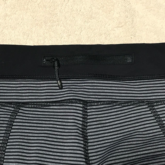 lululemon(ルルレモン)のlululemon ルルレモン 4 クロップ　ヨガパンツ　ヨガウエア　レギンス レディースのレッグウェア(レギンス/スパッツ)の商品写真