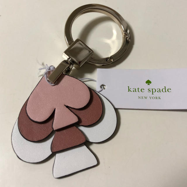 kate spade new york(ケイトスペードニューヨーク)のケイトスペードニューヨーク　スペードモチーフキーホルダー　新品、未使用 レディースのファッション小物(キーホルダー)の商品写真