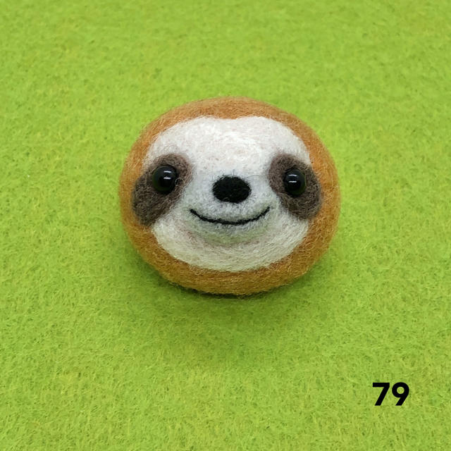 【79】ナマケモノ ブローチ 羊毛フェルト ハンドメイドのアクセサリー(コサージュ/ブローチ)の商品写真