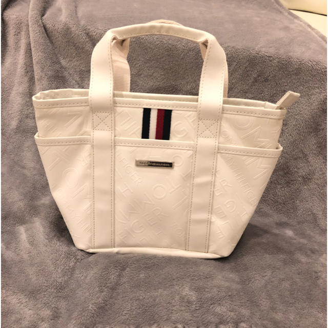 TOMMY HILFIGER(トミーヒルフィガー)のTOMMY HILFIGER エンボスラウンドバッグ スポーツ/アウトドアのゴルフ(バッグ)の商品写真