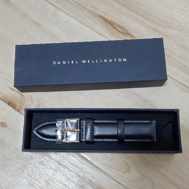 Daniel Wellington(ダニエルウェリントン)のダニエルウェリントンの腕時計！新品ブラックバンド付き【断捨離のため値下げ！】 レディースのファッション小物(腕時計)の商品写真