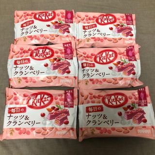 ネスレ(Nestle)のキットカット　ルビーチョコレート　ナッツ&クランベリー(菓子/デザート)