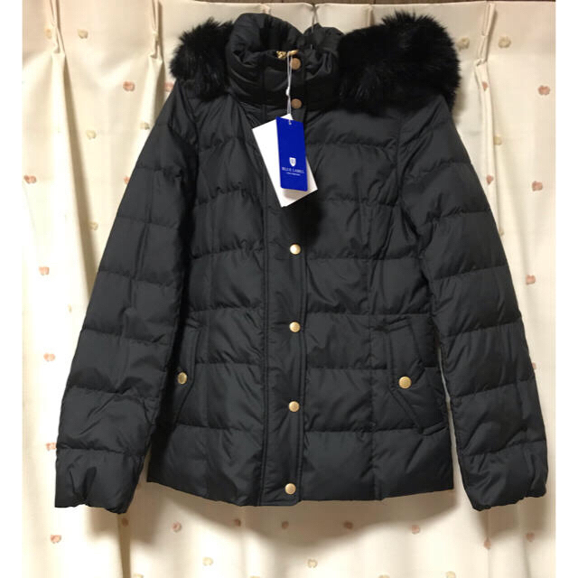 BURBERRY BLUE LABEL(バーバリーブルーレーベル)のブルーレーベルクレストブリッジ  ピーチタフタダウンコート黒　M レディースのジャケット/アウター(ダウンジャケット)の商品写真