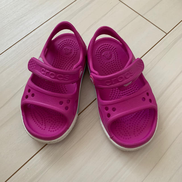 crocs(クロックス)のキッズクロックスサンダル キッズ/ベビー/マタニティのベビー靴/シューズ(~14cm)(サンダル)の商品写真