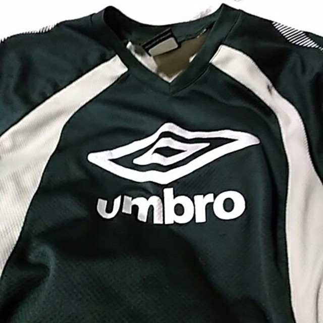 DESCENTE(デサント)のumbro 、長袖Tシャツ、黒色、140~160 スポーツ/アウトドアのサッカー/フットサル(ウェア)の商品写真