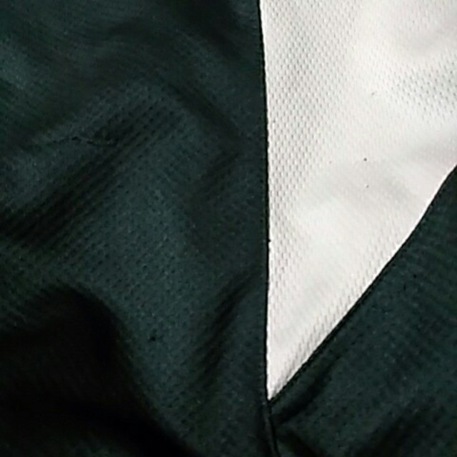 DESCENTE(デサント)のumbro 、長袖Tシャツ、黒色、140~160 スポーツ/アウトドアのサッカー/フットサル(ウェア)の商品写真