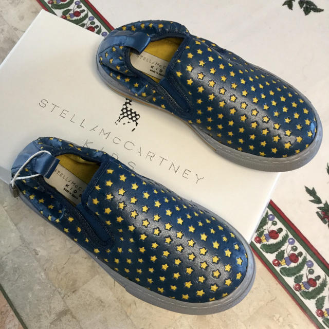 Stella McCartney(ステラマッカートニー)の新品!ステラマッカートニー ネイビーブルー スターズ スニーカー 17㎝ キッズ/ベビー/マタニティのキッズ靴/シューズ(15cm~)(スニーカー)の商品写真