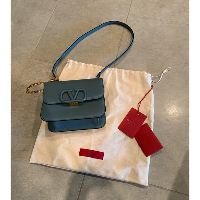 VALENTINO(ヴァレンティノ)のSALE！新品！定番VALENTINO  Vスリングショルダーバッグ レディースのバッグ(ショルダーバッグ)の商品写真