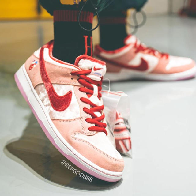 NIKE(ナイキ)の専用　29.0cm ☆ nike sb dunk x strange love メンズの靴/シューズ(スニーカー)の商品写真