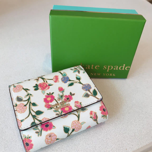 kate spade new york(ケイトスペードニューヨーク)のケイトスペードニューヨーク　ピンク花二つ折り メンズのファッション小物(折り財布)の商品写真